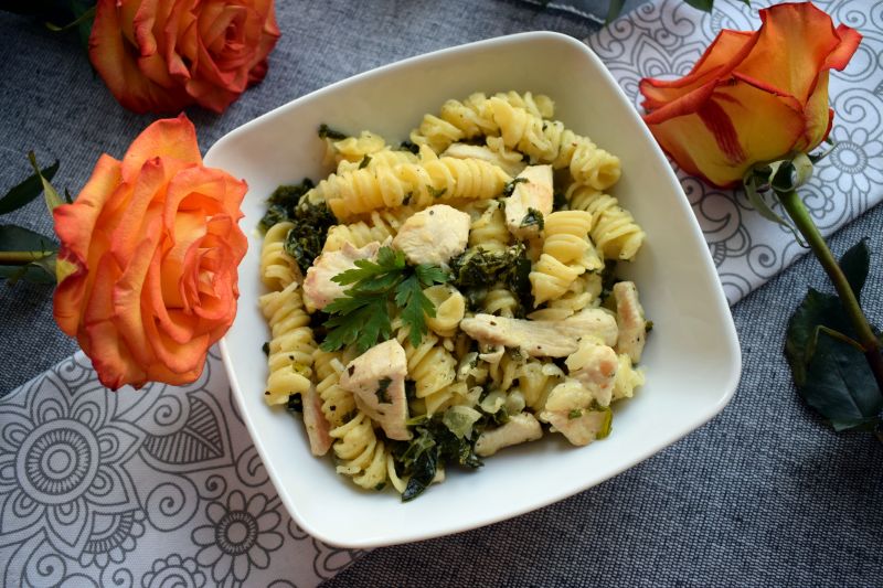 Makaron jarmużem i kurczakiem Makaron jarmużem i kurczakiem