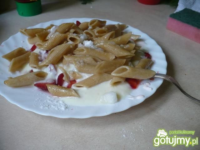 Makaron jogurtowy z truskawkami