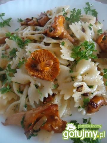 Makaron kokardki z kurkami