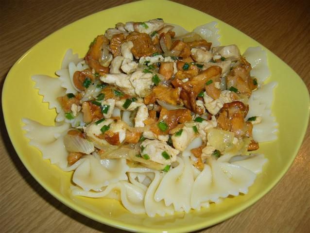 Makaron kokardki z kurkami i kurczakiem 