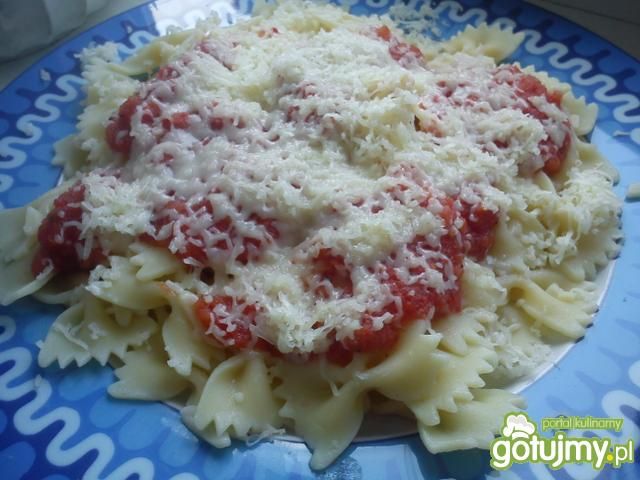Makaron kokardki z pomidorami i papryką Makaron kokardki z pomidorami i papryką