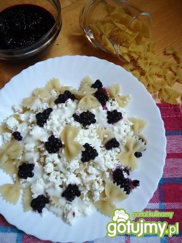 Makaron (kokardki) z serem i jagodami Makaron (kokardki) z serem i jagodami