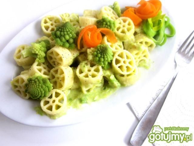 Makaron kółka w sosie porowym z brokułem