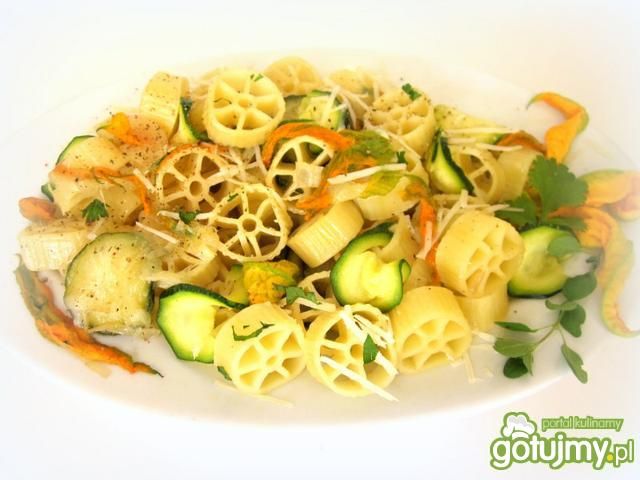 Makaron kółka z  cukinią i jej kwiatami