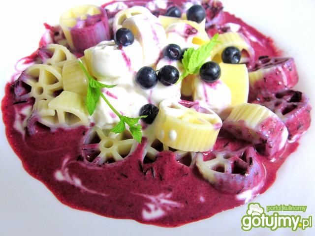 Makaron kółka/ruote/ z jagodami 