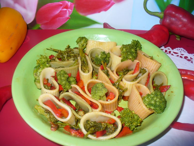 Makaron kolorowy  z papryką i brokułem