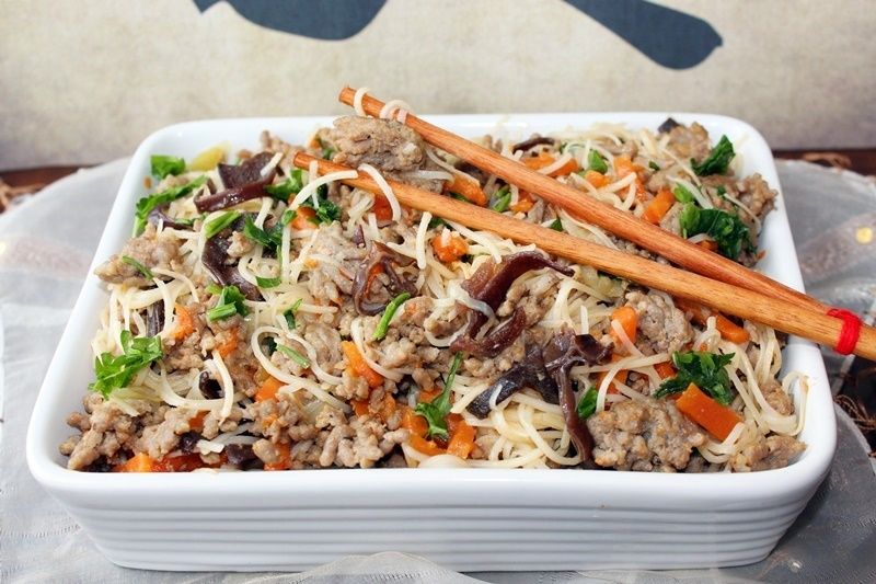 Makaron mie z mięsem mielonym i grzybami mun