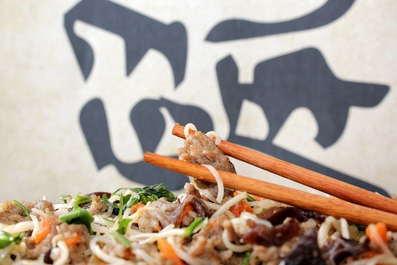 Makaron mie z mięsem mielonym i grzybami mun