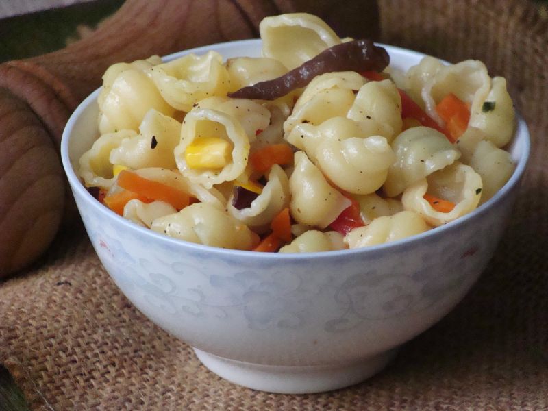 Makaron muszelki z mieszanką chińską Makaron muszelki z mieszanką chińską