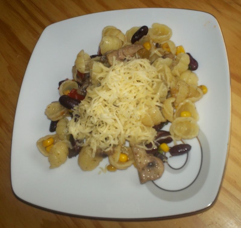 Makaron muszelki z pieczarkami,papryką i kukurydzą Makaron muszelki z pieczarkami,papryką i kukurydzą