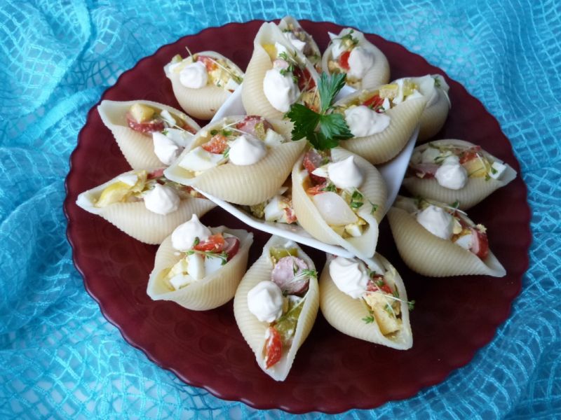 Makaron muszle nadziewany sałatką Makaron muszle nadziewany sałatką