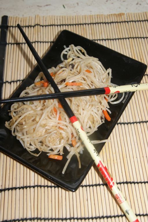 Makaron na chiński sposób z warzywami