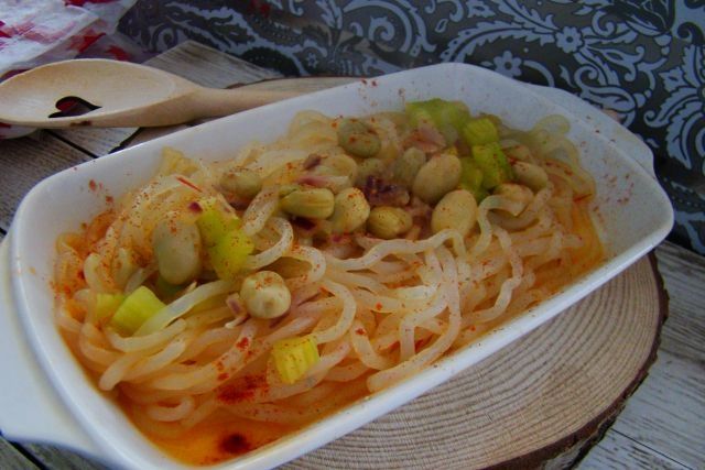 Makaron na ostro z bobem 