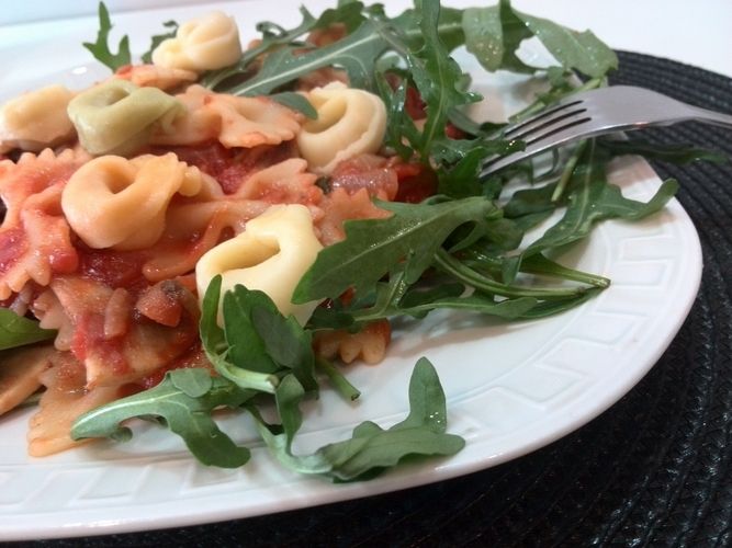 Makaron na rukoli w sosie pomidorowym