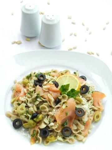 Makaron na zimno z łososiem i oliwkami