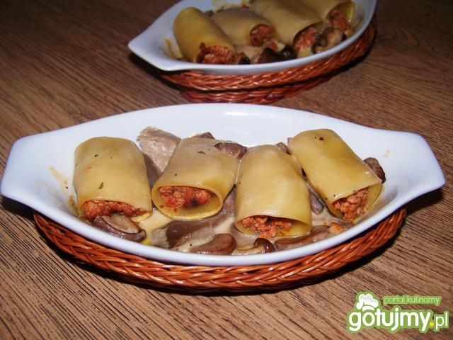 Makaron nadziewany na grzybowym sosie. 