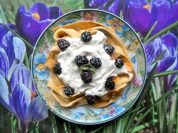 Makaron naleśnikowy z jeżynami i kremem kokosowym Makaron naleśnikowy z jeżynami i kremem kokosowym