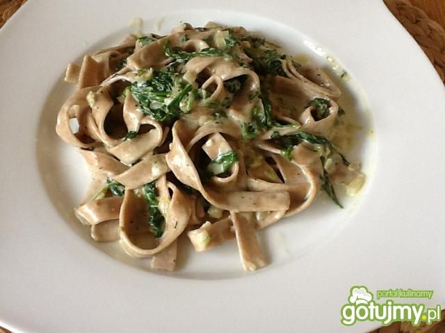 Makaron orkiszowy ze szpinakiem