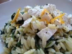 Makaron orzo z liśćmi szpinaku i fetą