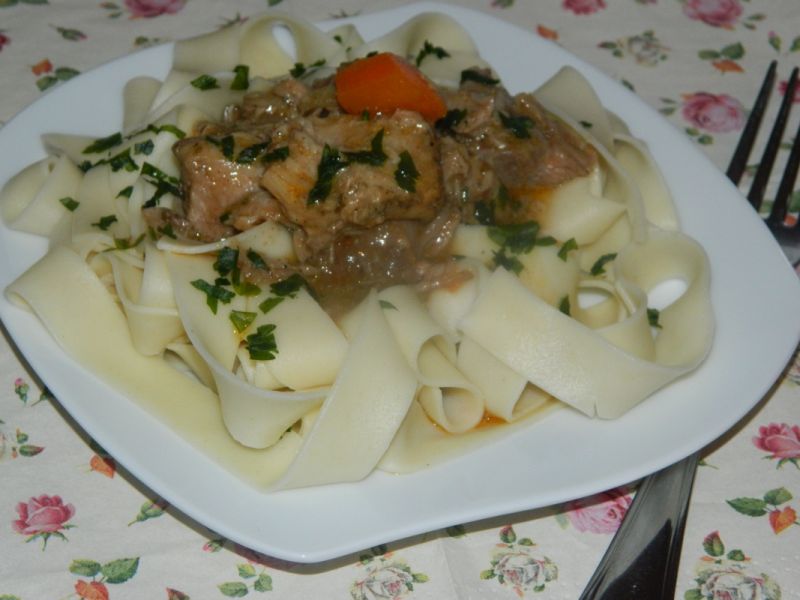 Makaron pappardelle z gulaszem