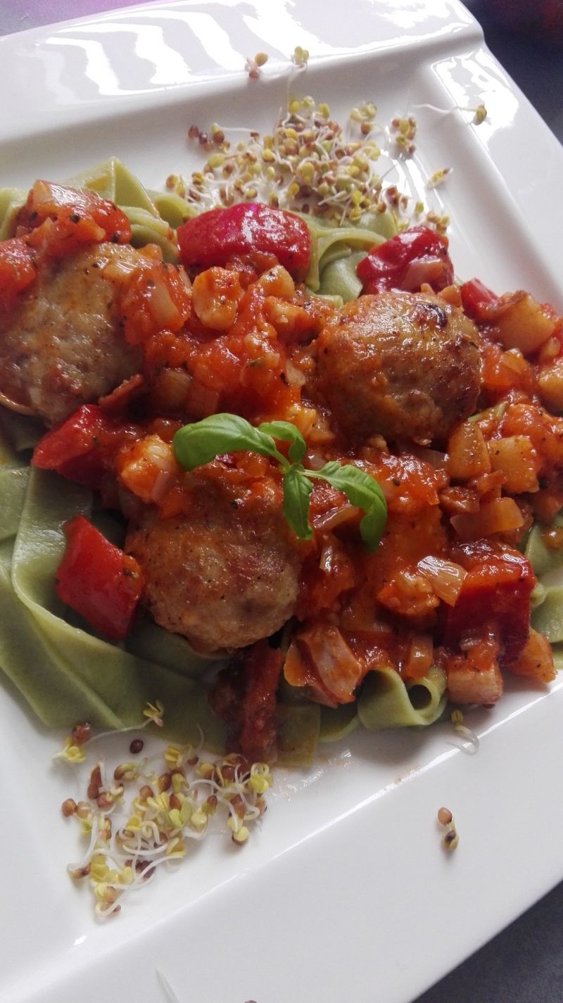 Makaron pappardelle z sosem pomidorowo-paprykowym 