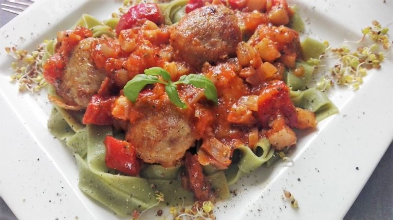 Makaron pappardelle z sosem pomidorowo-paprykowym 