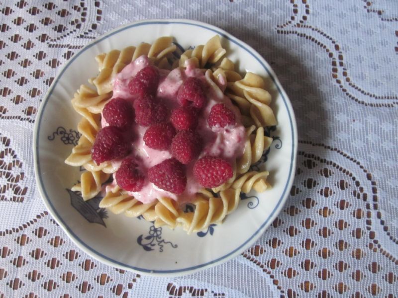Makaron pełnoziarnisty z bitą śmietaną  i malinami Makaron pełnoziarnisty z bitą śmietaną  i malinami