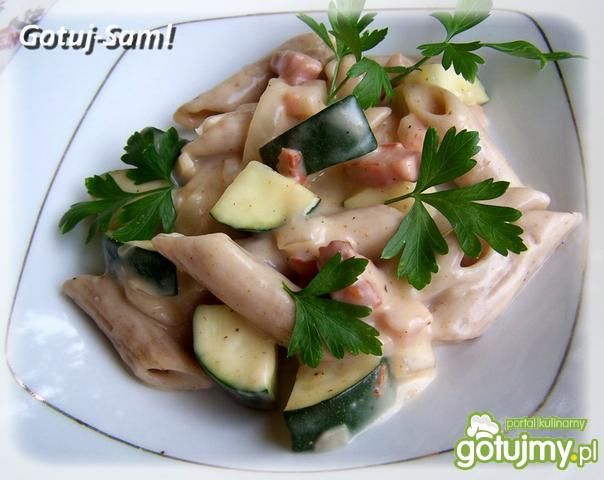  Makaron pełnoziarnisty z cukinią.