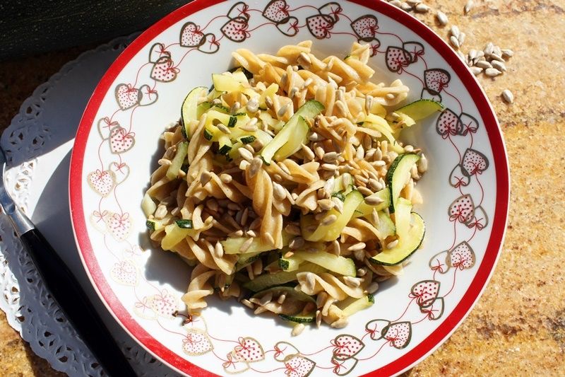 Makaron pełnoziarnisty z cukinią i słonecznikiem Makaron pełnoziarnisty z cukinią i słonecznikiem