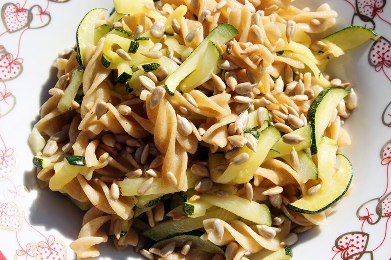 Makaron pełnoziarnisty z cukinią i słonecznikiem Makaron pełnoziarnisty z cukinią i słonecznikiem