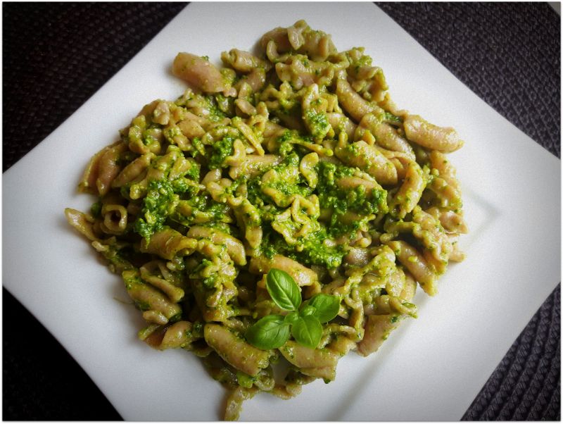 Makaron pełnoziarnisty z jarmużowym pesto Makaron pełnoziarnisty z jarmużowym pesto