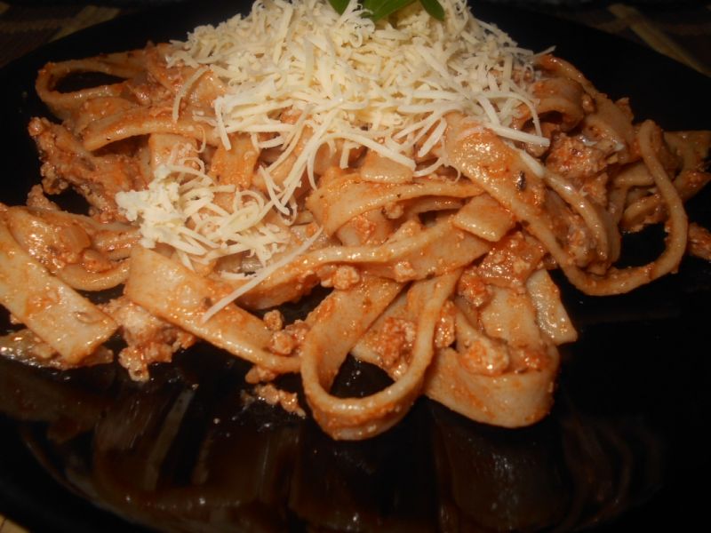 Makaron pełnoziarnisty z mięsem