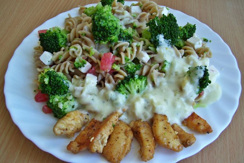 Makaron pełnoziarnisty z warzywami i sosem Makaron pełnoziarnisty z warzywami i sosem