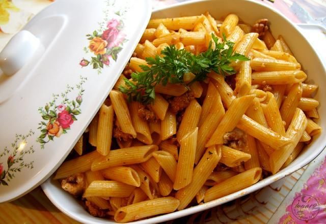 Makaron penne w sosie mięsno czosnkowym