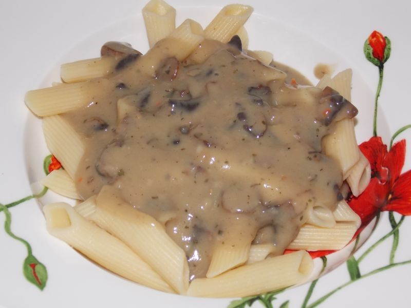 Makaron penne w sosie pieczarkowym Makaron penne w sosie pieczarkowym