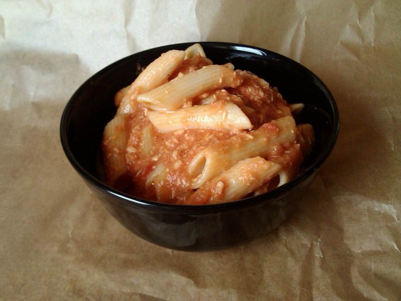 Makaron penne w sosie pomidorowo-kurczakowym  Makaron penne w sosie pomidorowo-kurczakowym