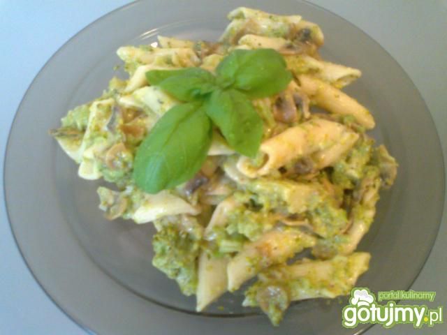 Makaron penne z brokułami. Makaron penne z brokułami.