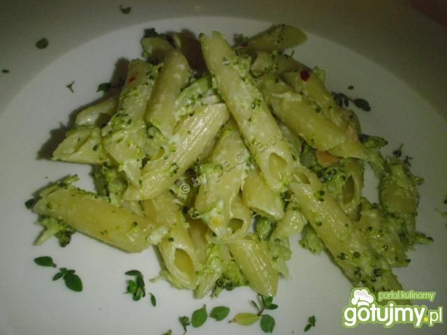 Makaron penne z brokułem, wędzonym łosos Makaron penne z brokułem, wędzonym łosos