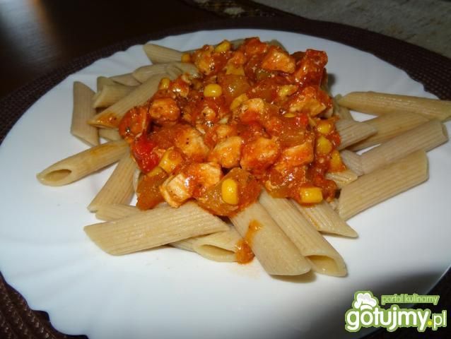 Makaron penne z czerwonym sosem 