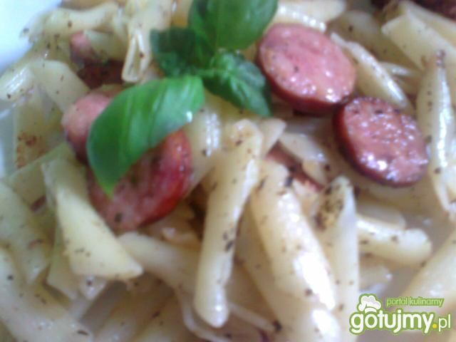 makaron penne z kiełbasą smażoną  makaron penne z kiełbasą smażoną