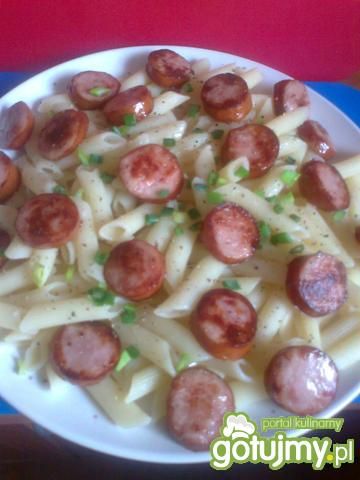 makaron penne z kiełbasą smażoną makaron penne z kiełbasą smażoną