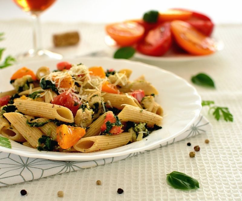 Makaron penne z kolorowymi pomidorami i kurczakiem Makaron penne z kolorowymi pomidorami i kurczakiem