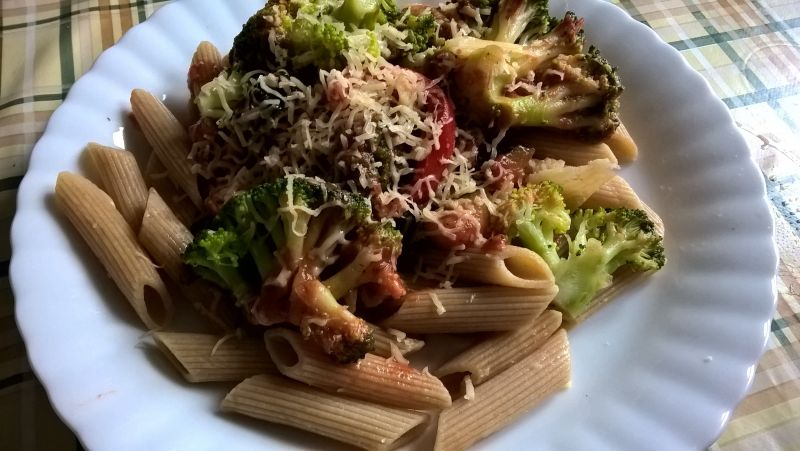 Makaron penne z kurczakiem i warzywami