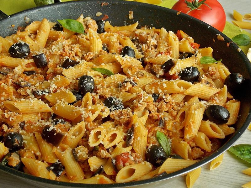 Makaron penne z mięsem i bakłażanem