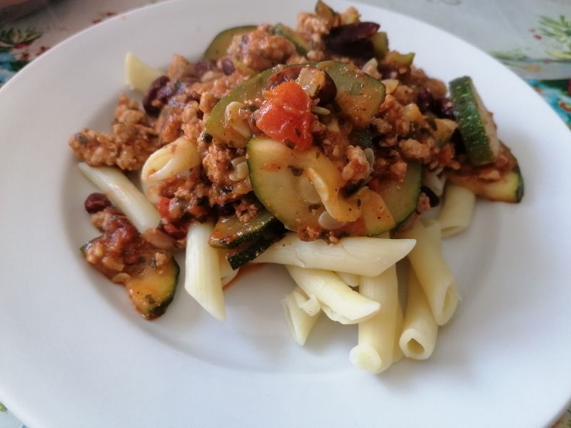 Makaron penne z mięsem mielonym i cukinia