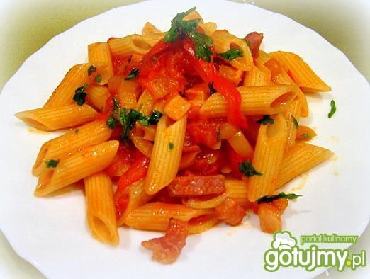 Makaron penne z papryką i boczkiem Makaron penne z papryką i boczkiem