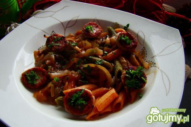 Makaron penne z pieczarkami i kiełbasą  Makaron penne z pieczarkami i kiełbasą