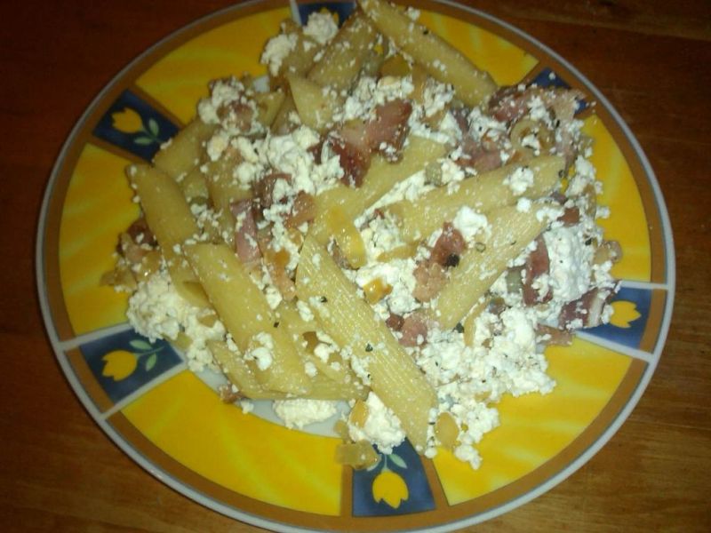 Makaron penne z serem i boczkiem na ciepło 
