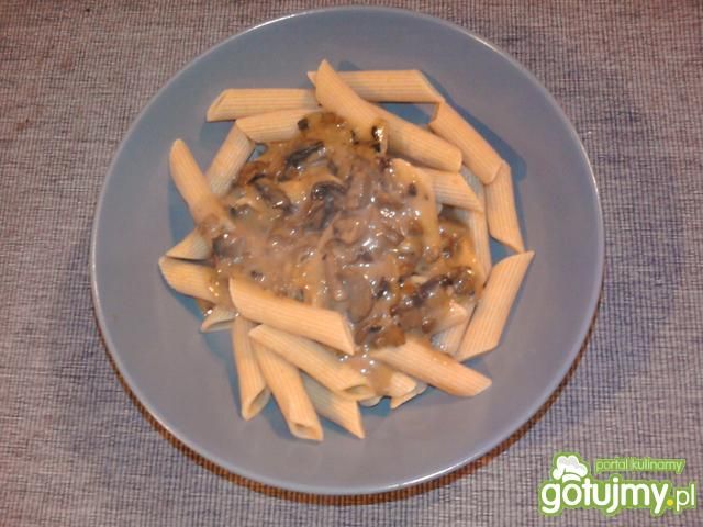 Makaron penne z sosem grzybowym