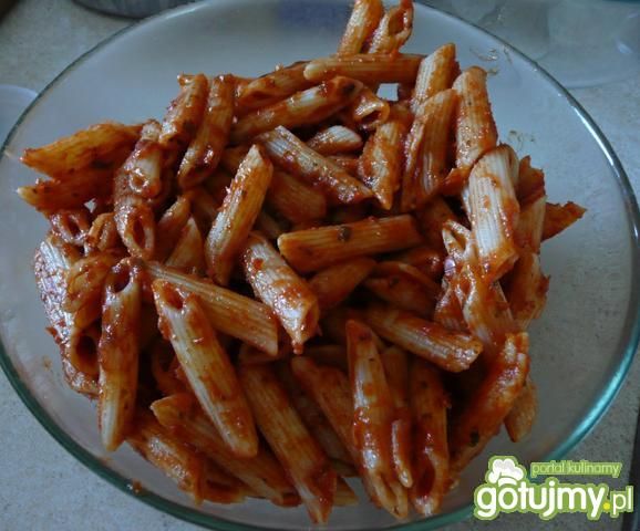 Makaron penne z sosem pomidorowym.